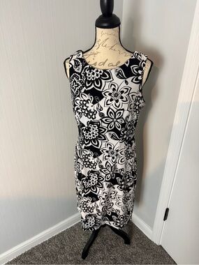 Dressbarn size 10 Classic Black & White Floral Sheath Dress
